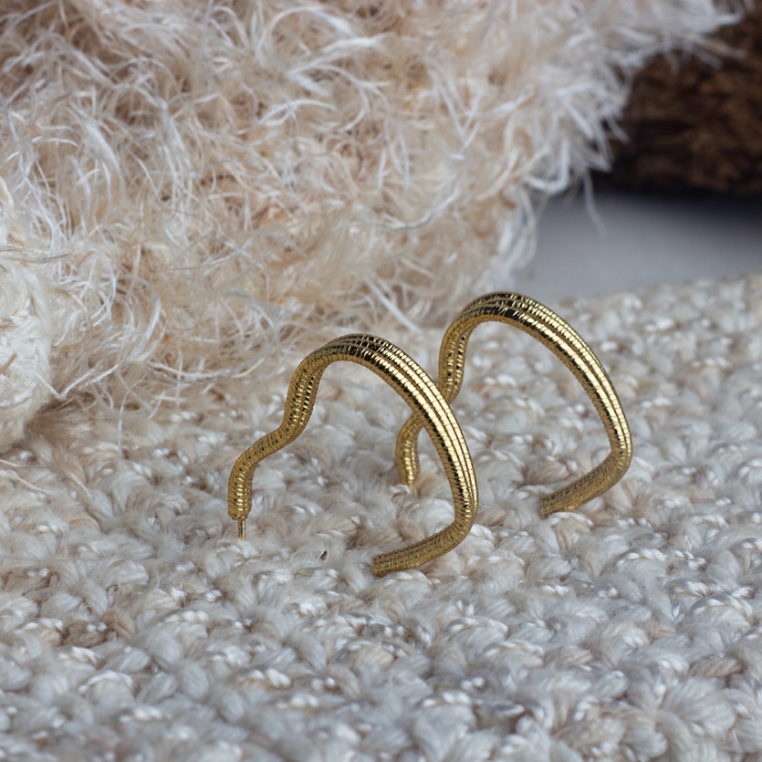 Brinco Argola Tripla Corações Trabalhado Dourado Aço Inox Jaque