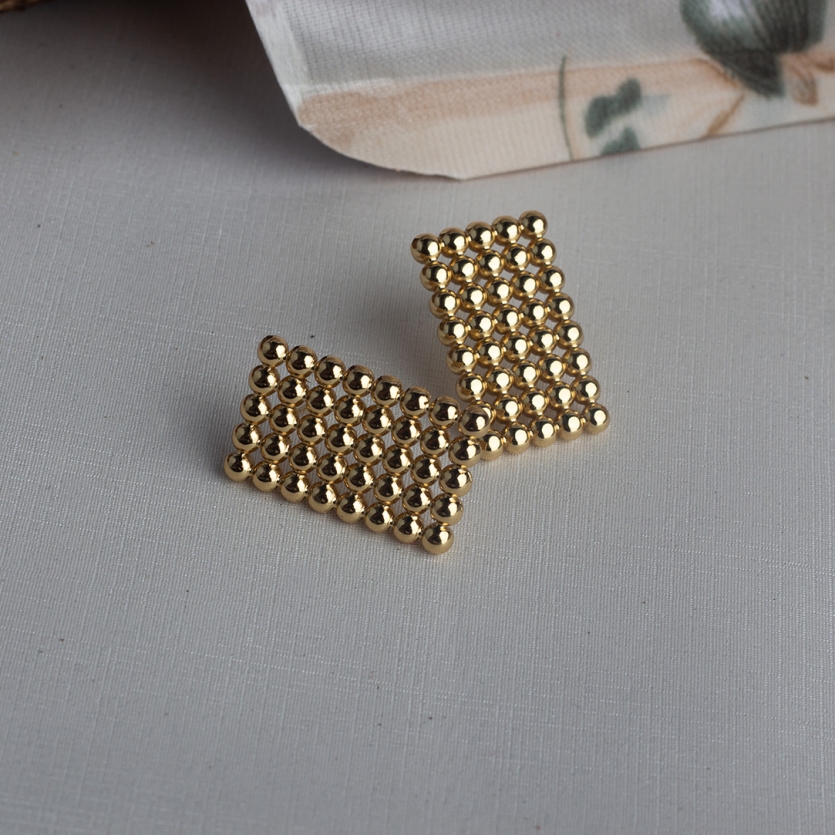 Brinco Quadrado De Bolinhas Dourado Naomi