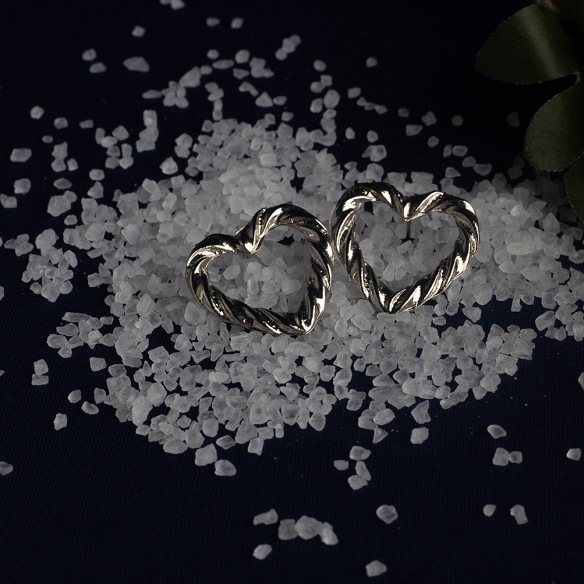 Brinco Coração Vazado Torcido Prata Núbia