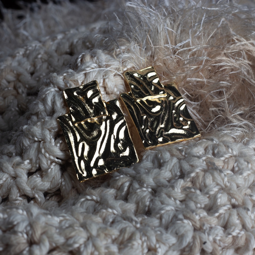 Brinco Dois Quadrados Martelados Dourado Alana