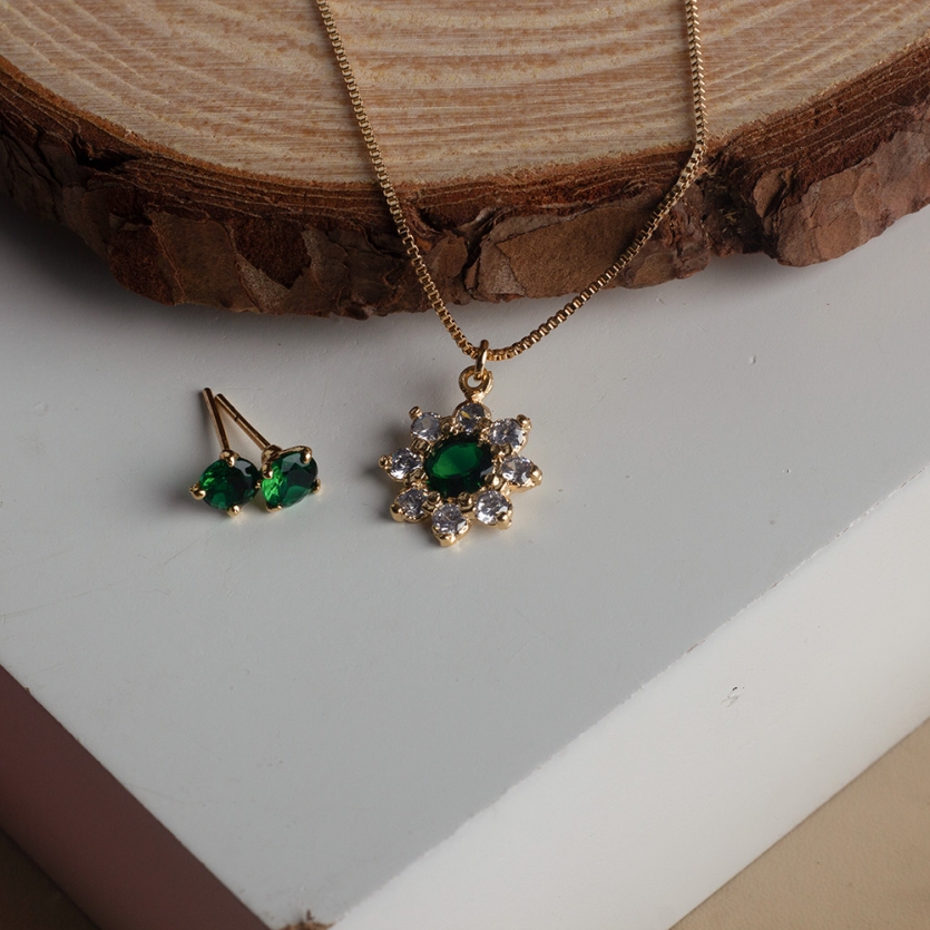 Conjunto Dourado Com Pedras Verdes E Cristal Elena