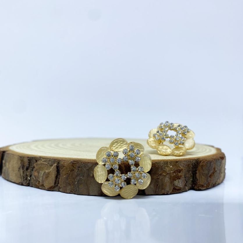 Brinco Flor Vazada Com Pedras Dourado