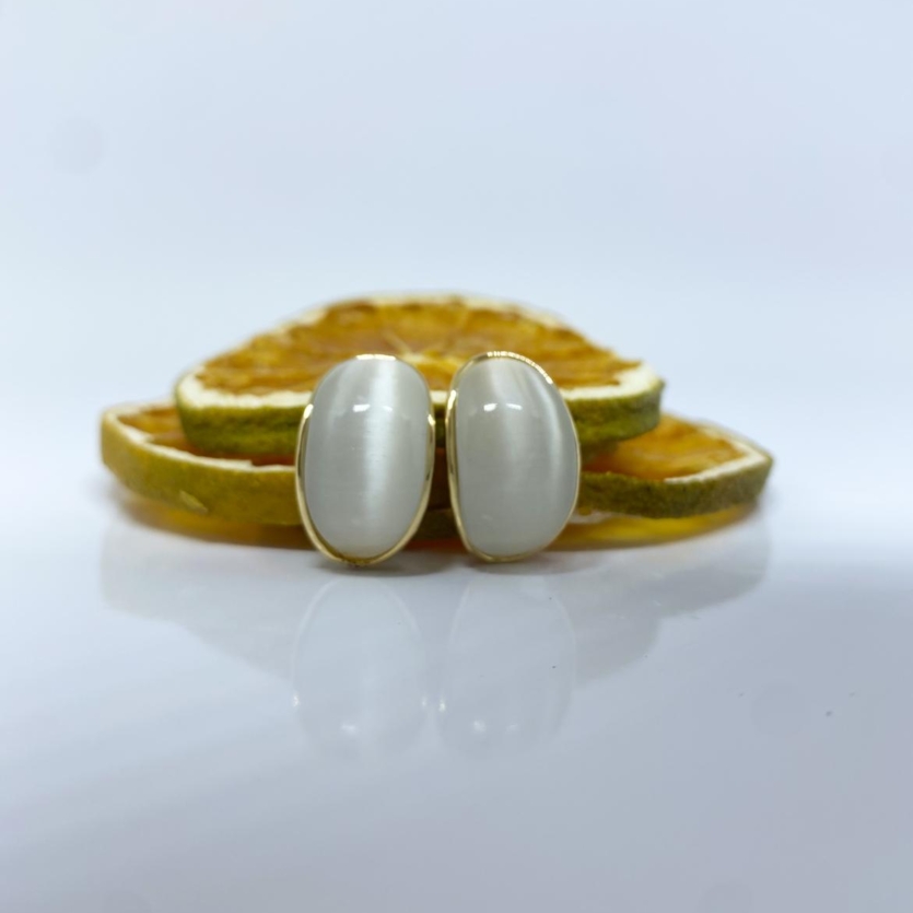 Brinco Oval Pedra Marfim Dourado