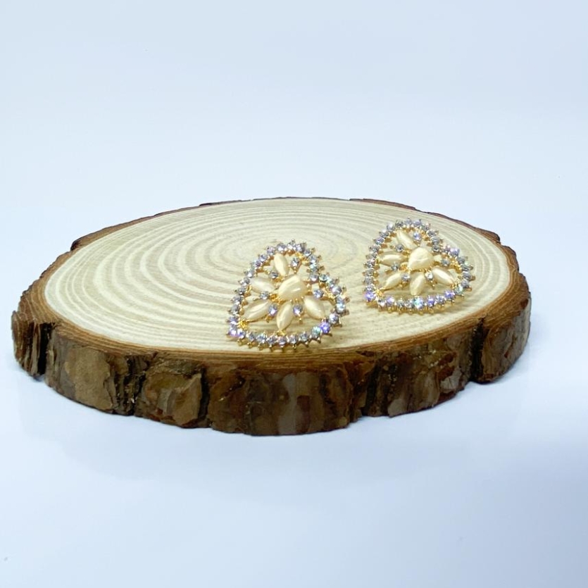 Brinco Coração Vazado Com Pedras Dourado Pâmela