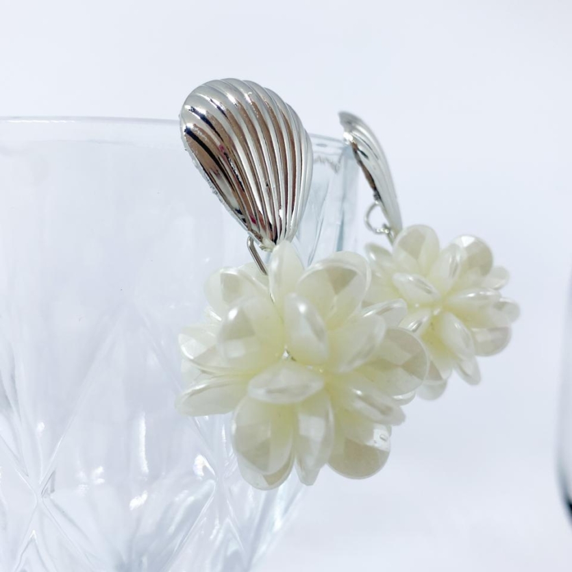 Brinco Base Trabalhada Com Chuva De Pérolas PrataPilar