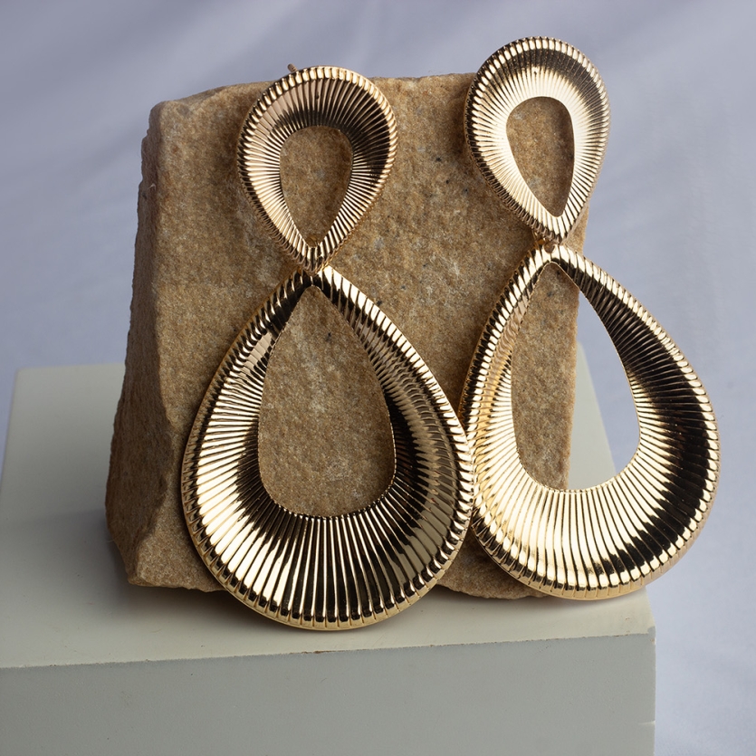 Brinco Longo Trabalhado Dourado Luli