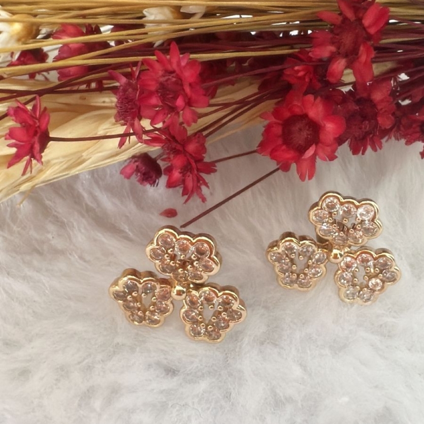 Brinco Três Flores Cravejado Dourado