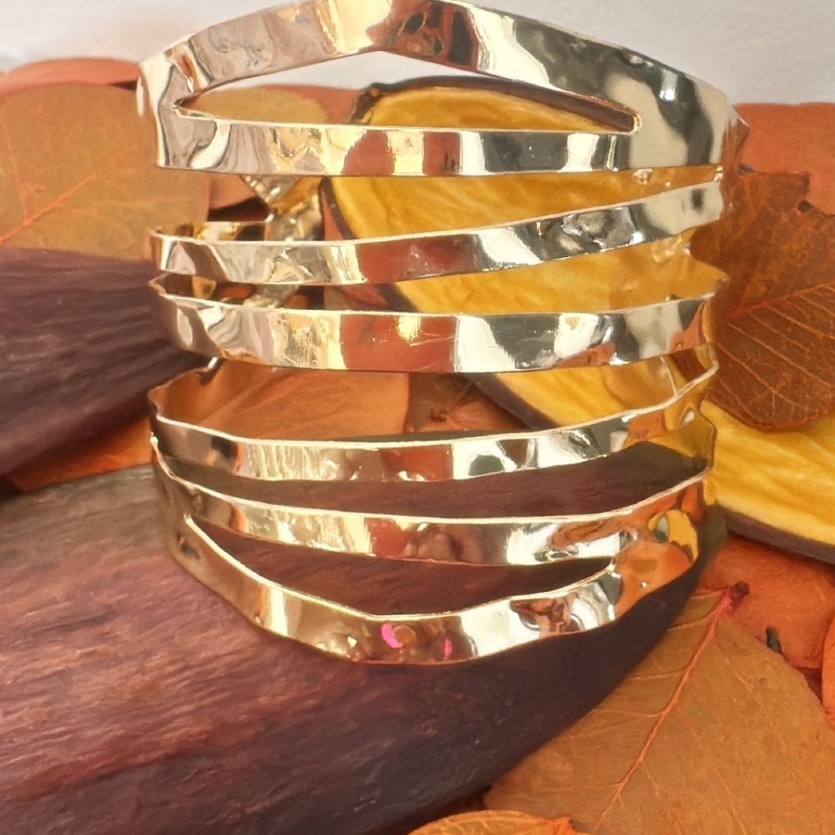 Bracelete Orgânico Martelado Dourado