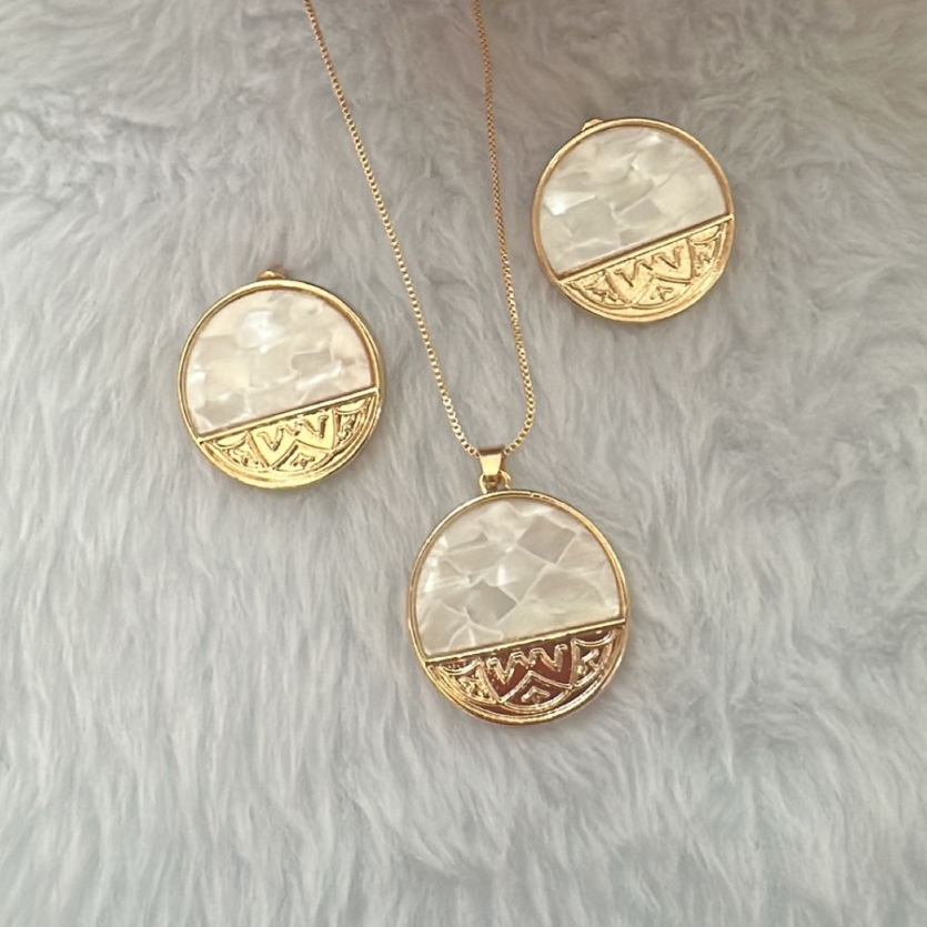 Conjunto Madre Pérola Círculo Trabalhado Dourado